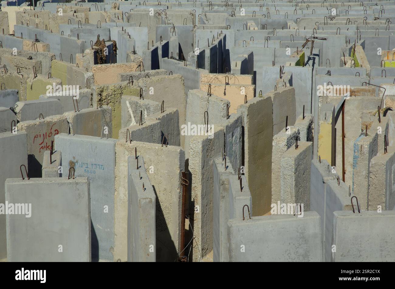 Pannelli murali prefabbricati in cemento che circondavano gli insediamenti ebraici nella Striscia di Gaza il 21 settembre 2005. Circa 1700 case di coloni evacuate furono demolite nella Striscia di Gaza prima che le forze militari israeliane fossero fuori dall'area a metà settembre 2005, completando un ritiro dal territorio dopo 38 anni di occupazione Foto Stock