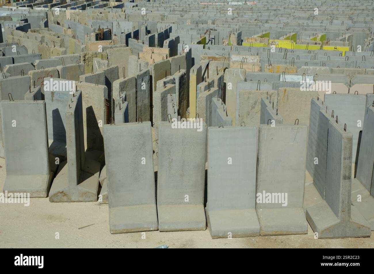 Pannelli murali prefabbricati in cemento che circondavano gli insediamenti ebraici nella Striscia di Gaza il 21 settembre 2005. Circa 1700 case di coloni evacuate furono demolite nella Striscia di Gaza prima che le forze militari israeliane fossero fuori dall'area a metà settembre 2005, completando un ritiro dal territorio dopo 38 anni di occupazione Foto Stock