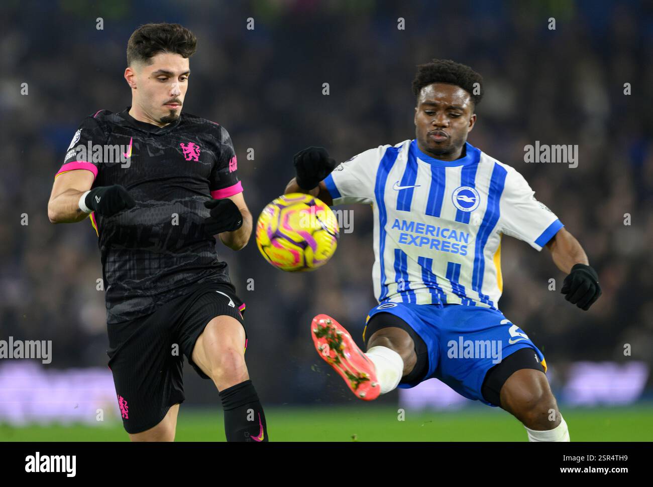 Brighton e Hove, Regno Unito. 14 febbraio 2025. Brighton e Hove Brighton Inghilterra, 2025 14 febbraio. Tariq Lamptey (destra) di Brighton & Hove Albion combatte con Pedro Neto (sinistra) del Chelsea durante la partita di calcio di Premier League tra Brighton & Hove Albion e Chelsea al Falmer Stadium/American Express Stadium, Inghilterra. (David Horton/SPP) (David Horton/SPP) credito: SPP Sport Press Photo. /Alamy Live News Foto Stock