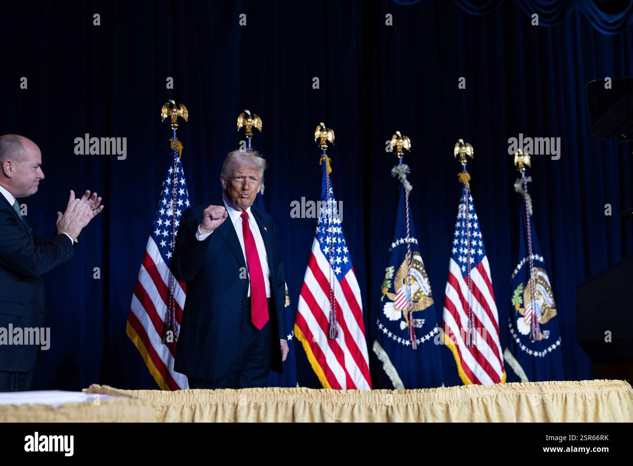 Il presidente Donald Trump partecipa alla National Prayer Breakfast, giovedì 6 febbraio 2025, al Washington Hilton di Washington, D.C. (foto ufficiale della Casa Bianca di Molly Riley). Foto Stock