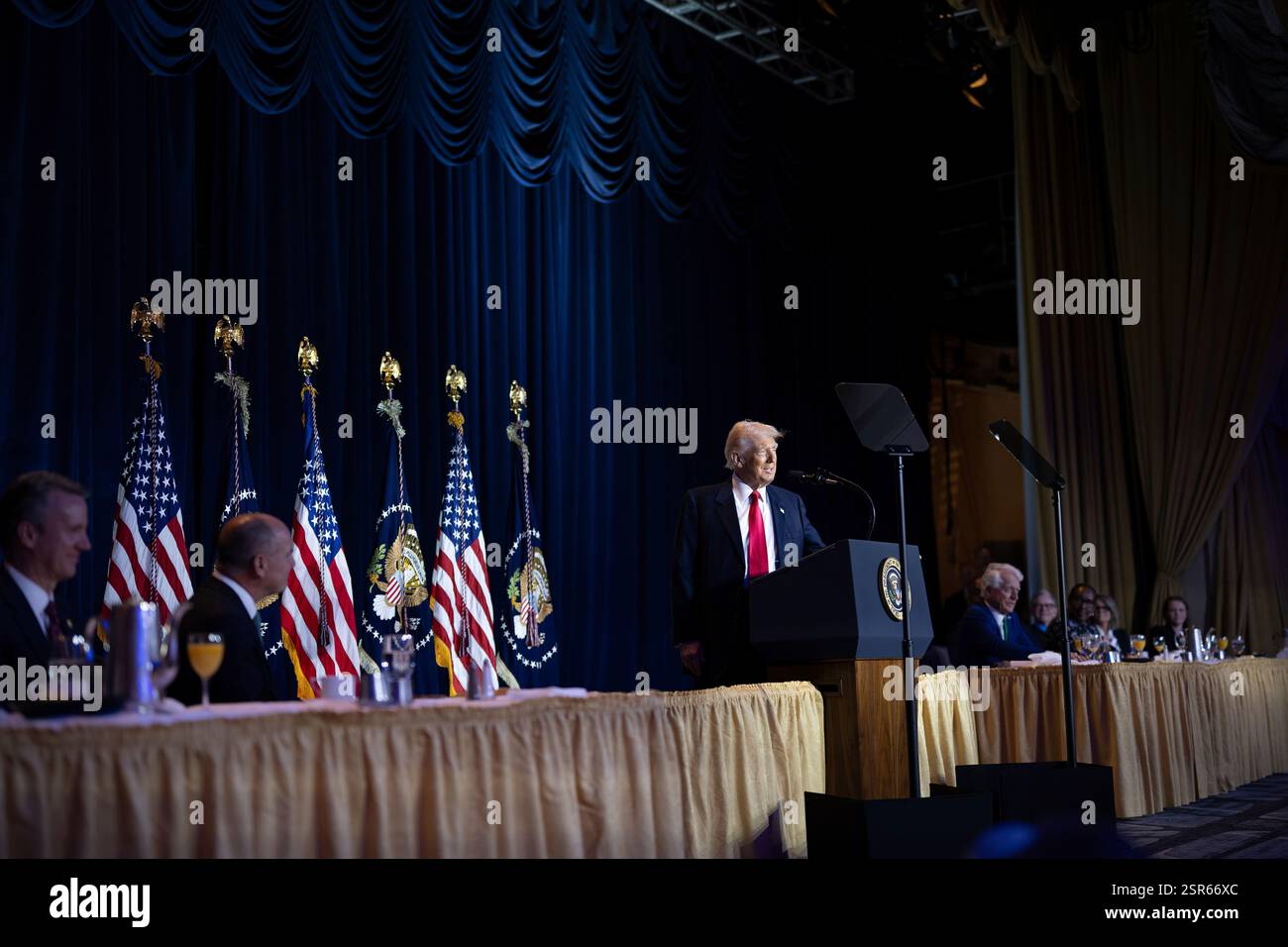 Il presidente Donald Trump partecipa alla National Prayer Breakfast, giovedì 6 febbraio 2025, al Washington Hilton di Washington, D.C. (foto ufficiale della Casa Bianca di Molly Riley). Foto Stock