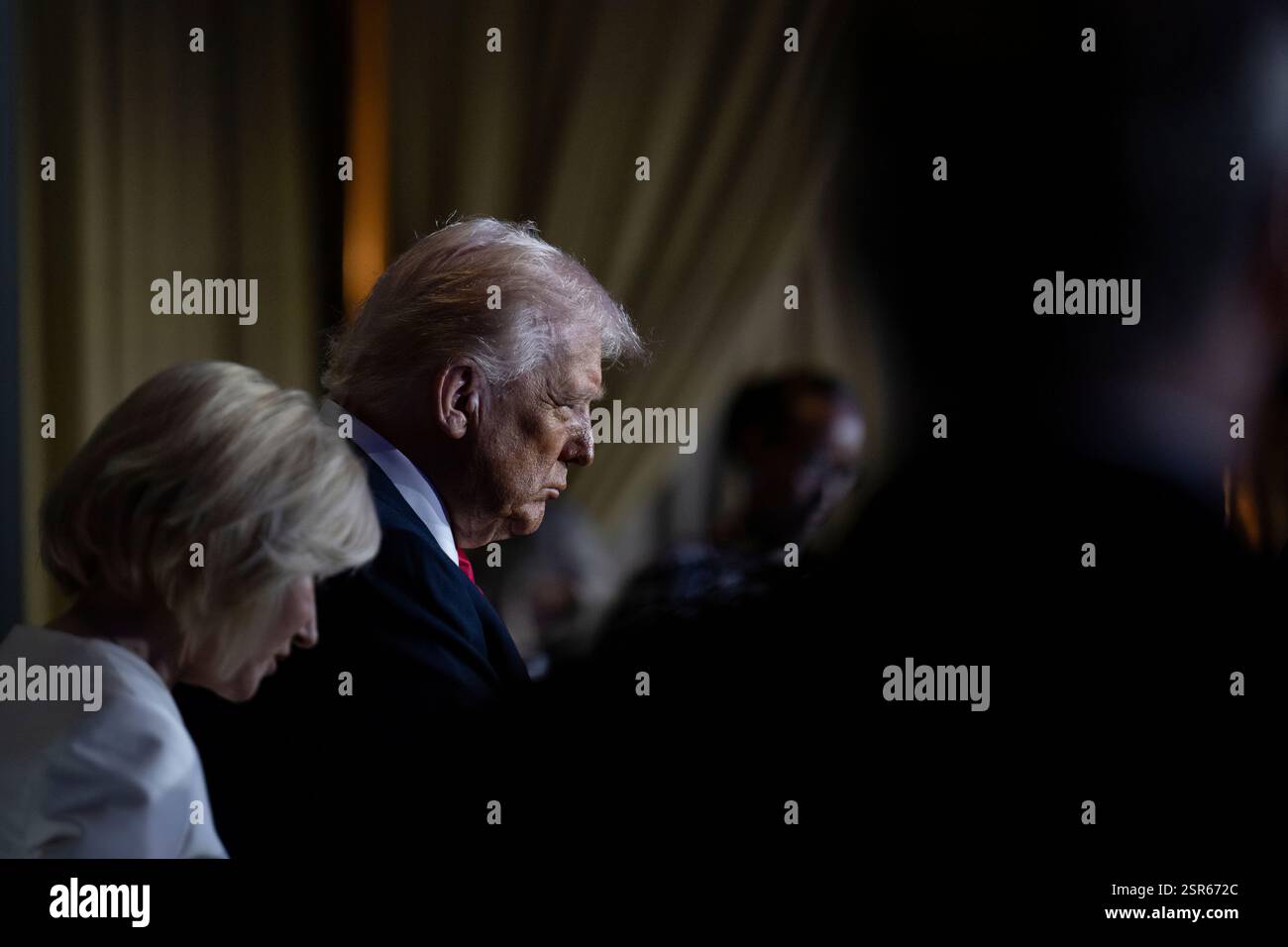 Il presidente Donald Trump partecipa alla National Prayer Breakfast, giovedì 6 febbraio 2025, al Washington Hilton di Washington, D.C. (foto ufficiale della Casa Bianca di Molly Riley). Foto Stock