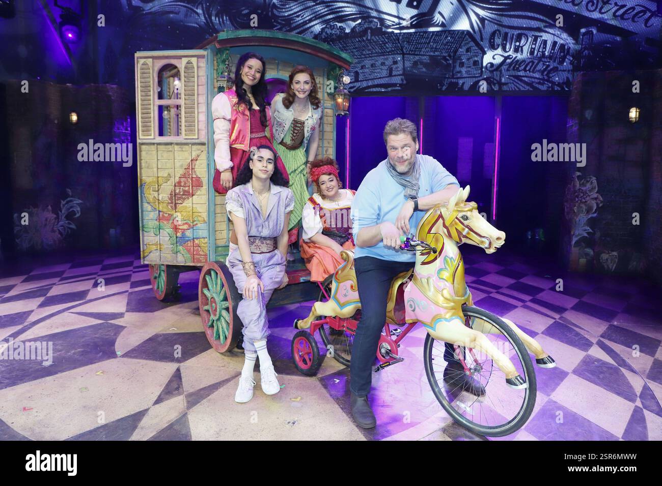 Tetje Mierendorf besucht & JULIA - Das Pop-Musical Tetje Mierendorf besucht & JULIA - Das Pop-Musical , Operettenhaus Hamburg, 14.02.2025 mit chiara Fuhrmann Julia, Willemijn Verkaik Anne Hathaway / aprile, Bram Tahamata Mae, Jacqueline Braun Angelique/ Amme, Bram Tahamata maggio Copyright: XEventpressxBecherx Foto Stock