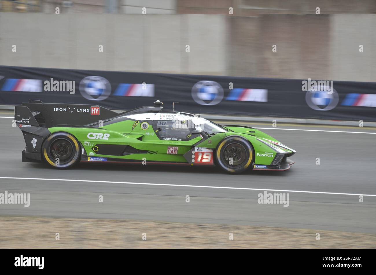 Iron Lynx è entrata nella Lamborghini SC63 LMDh Hypercar di Matteo Cairoli, Andrea Calderelli e Romain Grosjean esce dalla Esses alla 24 ore di le Mans del 2024 Foto Stock