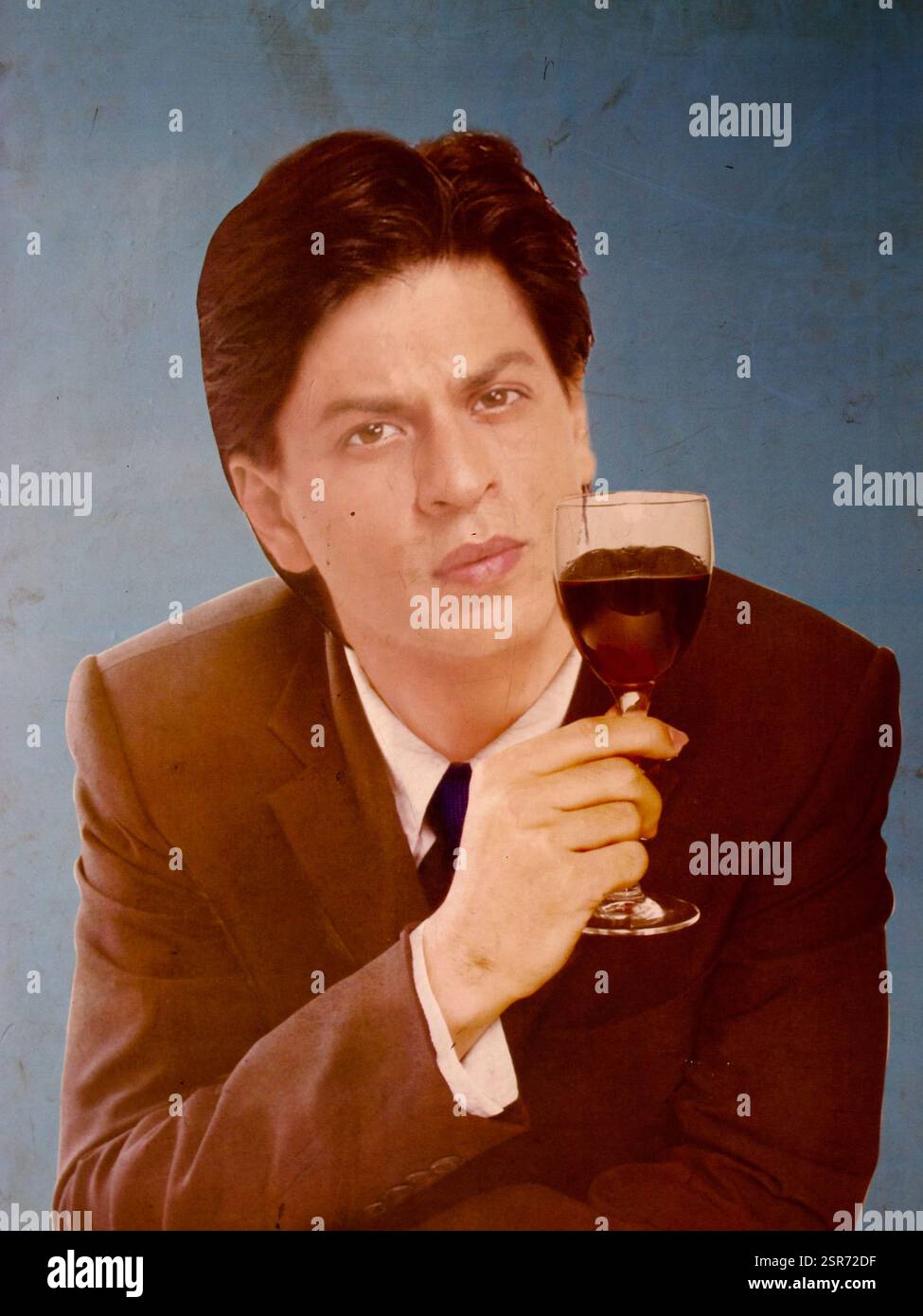 Pubblicità vintage con l'attore indiano Shah Rukh Khan che regala un bicchiere di vino per le strade di Dacca, Bangladesh. Foto Stock