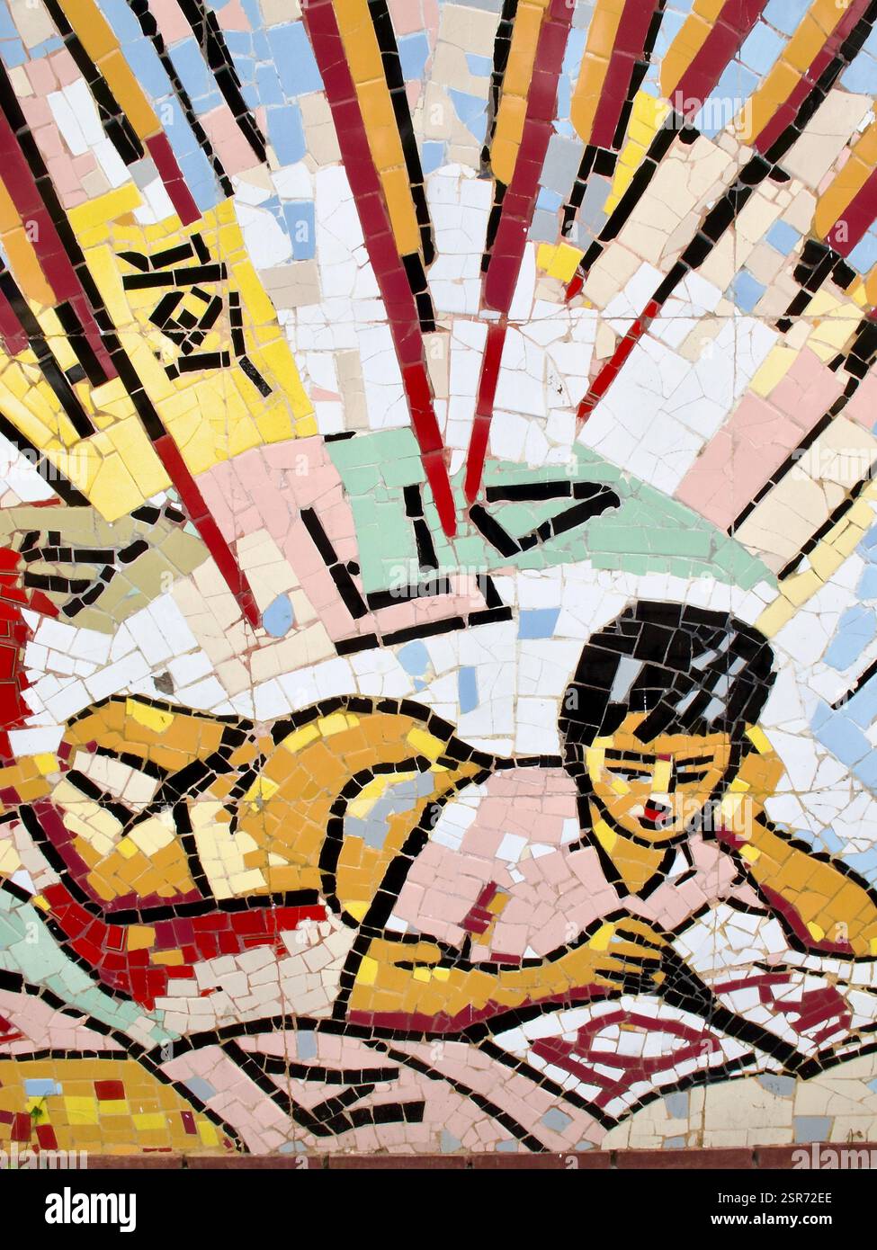 Mosaico di un bambino che legge a Bangla, parte del murale di S. R. Shamim che raffigura la storia del Bangladesh dal 1952 al 1971, Bangla Academy, Dhaka. Foto Stock