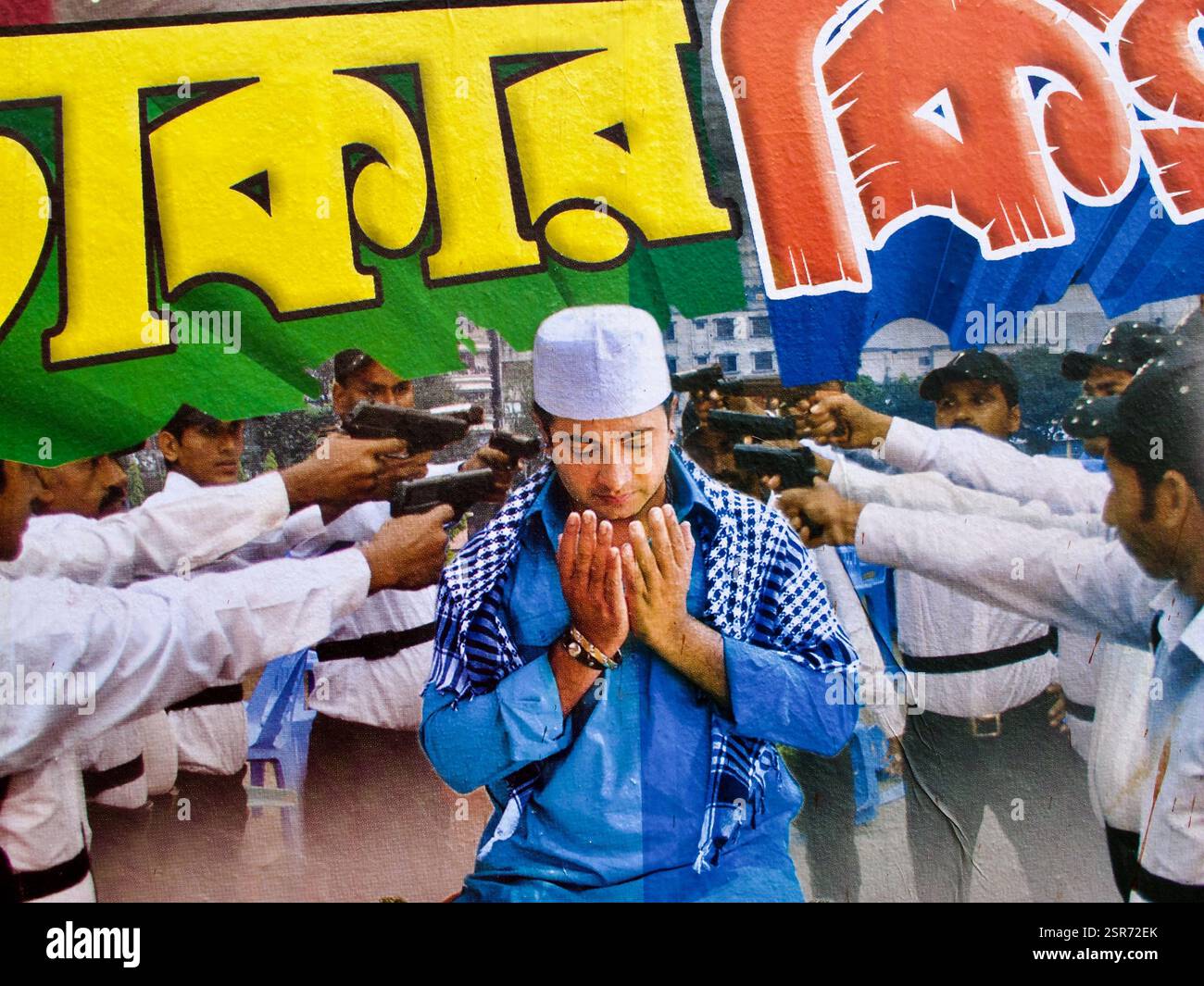 Poster del film d'azione del Bangladesh Dhollywood raffigurante un uomo in preghiera circondato da figure armate, che mette in evidenza temi di conflitto, fede e tensione. Foto Stock