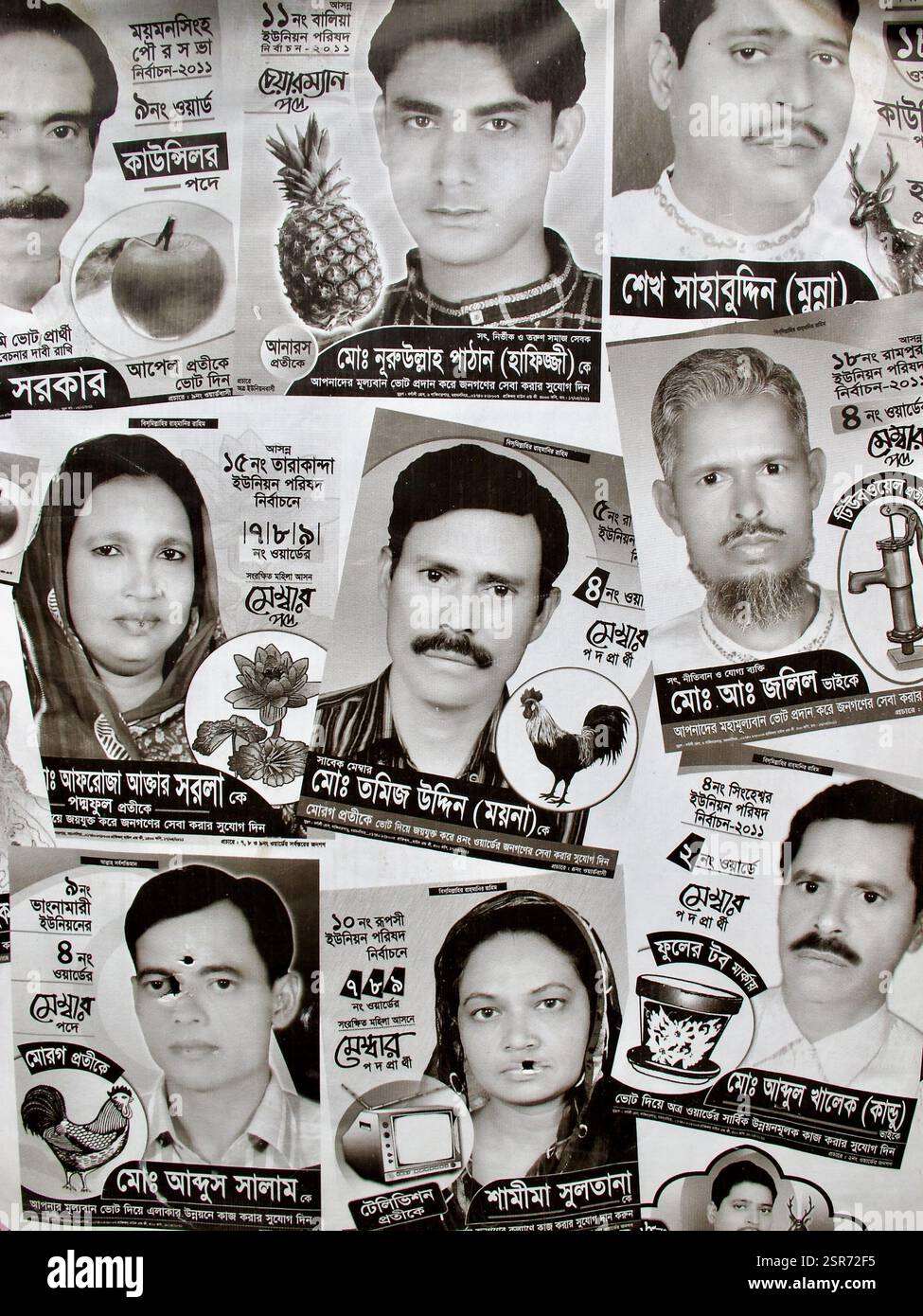 Poster della campagna B&W delle elezioni locali a Mymensingh, Bangladesh, con ritratti dei candidati, simboli elettorali e affiliazione al partito. Foto Stock