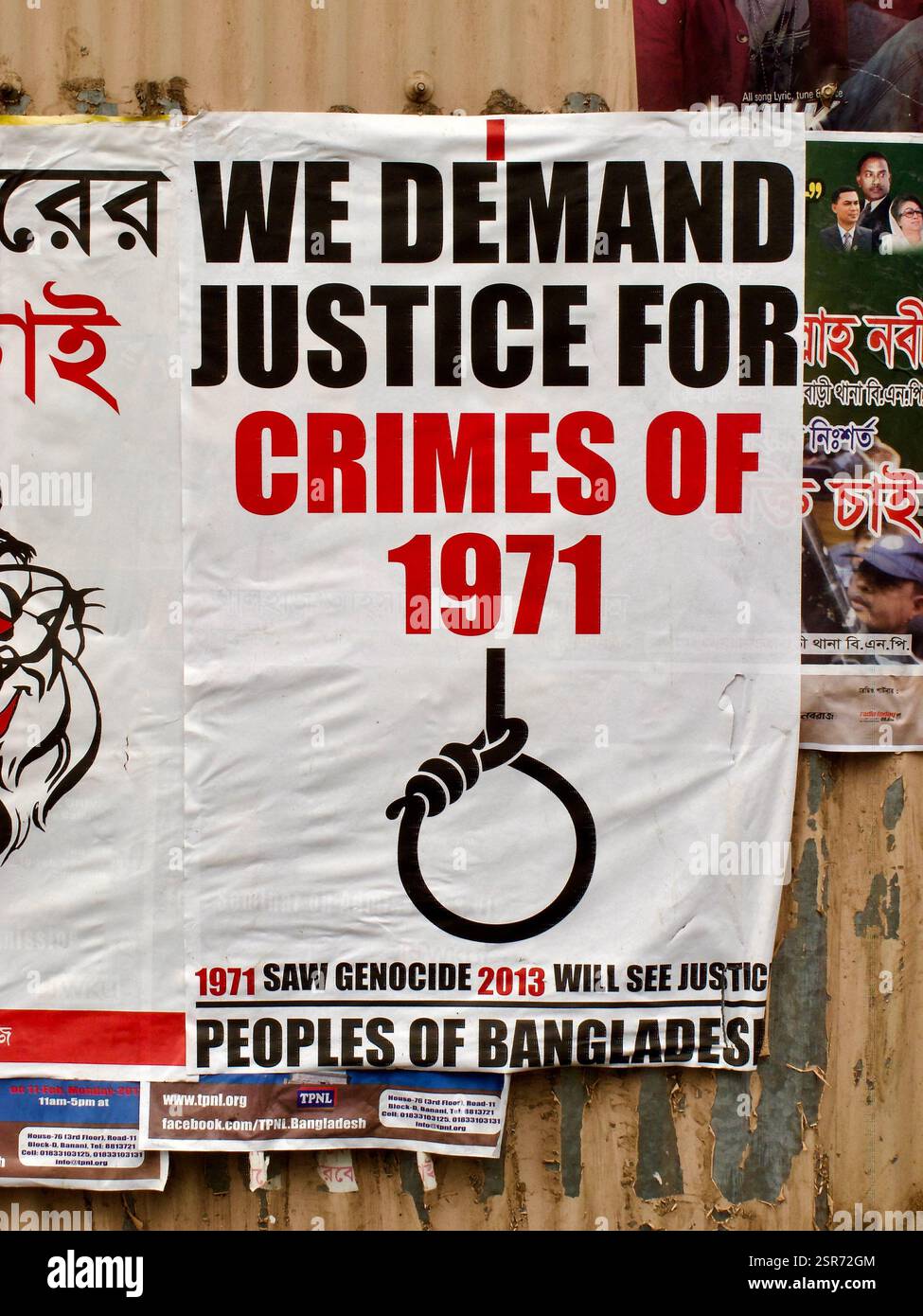 Poster a Dacca che chiede giustizia per il genocidio del Bangladesh del 1971, facendo riferimento a processi per crimini di guerra e responsabilità. Foto Stock