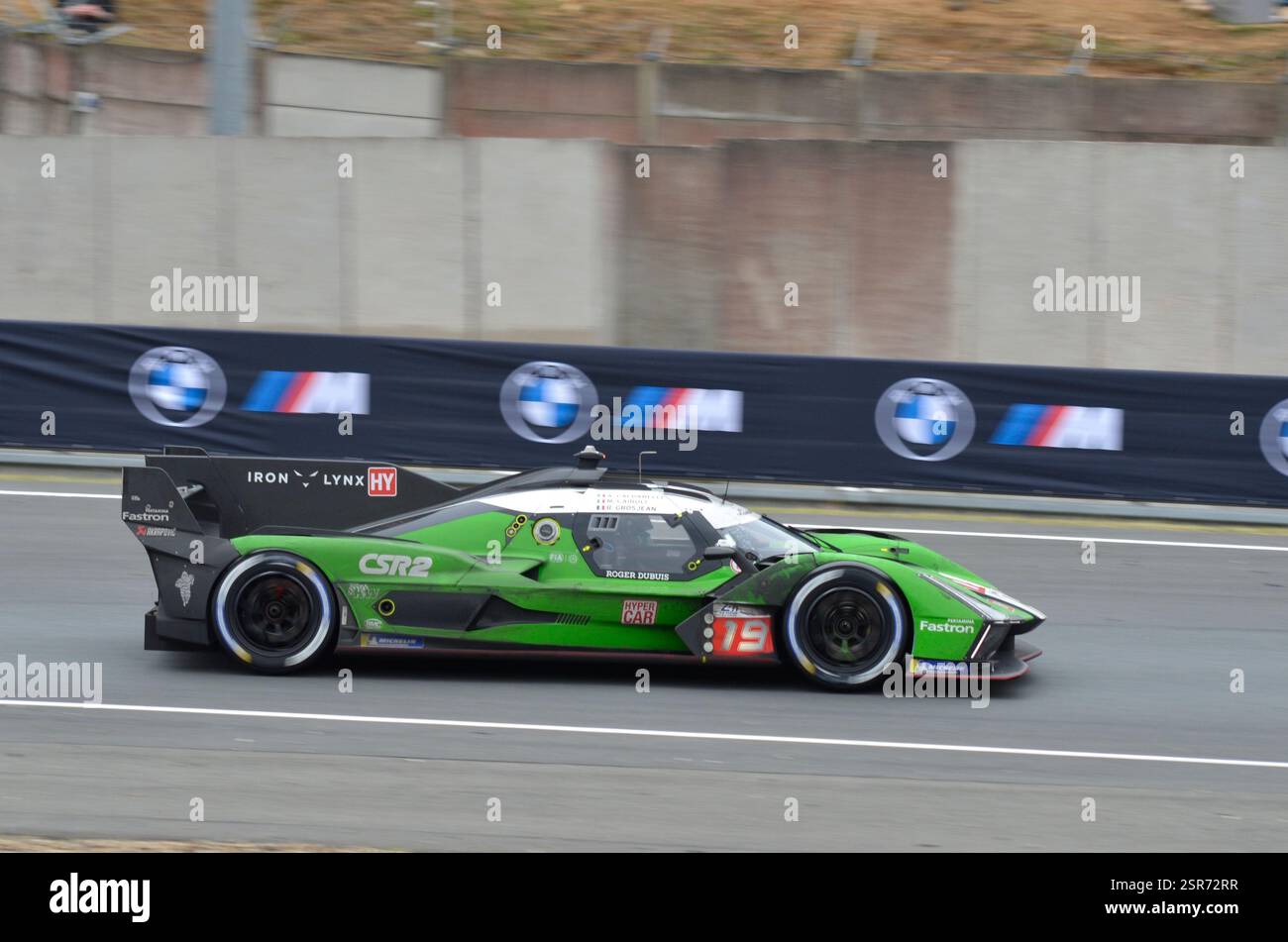 Iron Lynx è entrata nella Lamborghini SC63 LMDh Hypercar di Matteo Cairoli, Andrea Calderelli e Romain Grosjean esce dalla Esses alla 24 ore di le Mans del 2024 Foto Stock