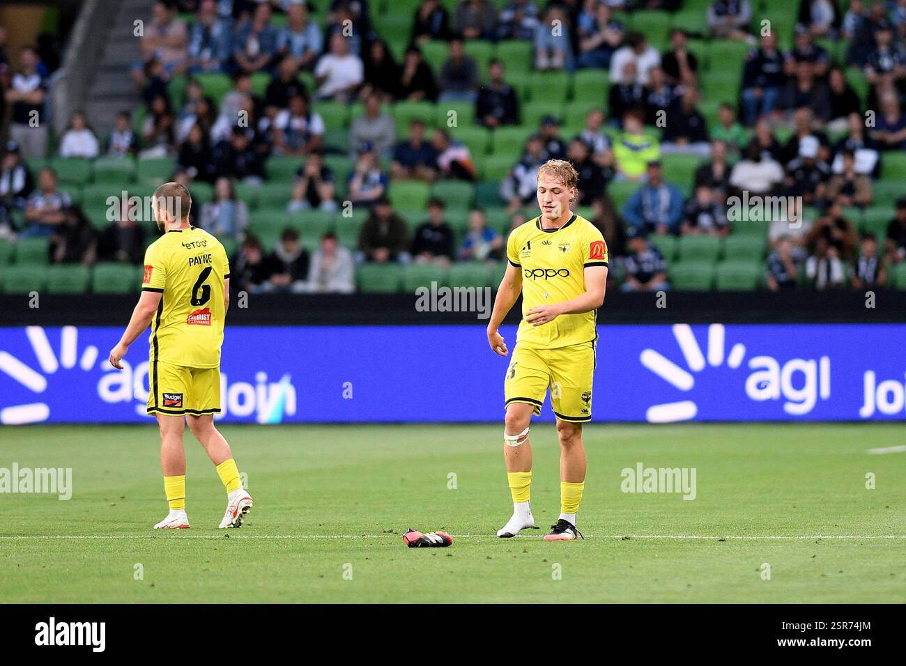 MELBOURNE, AUSTRALIA. 14 febbraio 2025. Nella foto: Il difensore di Wellington Phoenix Tim Payne perde uno dei suoi stivali durante la partita del 19° turno di campionato dell'ISUZU, Melbourne Victory vs Wellington Phoenix all'AAMI Park di Melbourne, Australia, il 14 febbraio 2025. Crediti: Karl Phillipson / Alamy Live News Foto Stock