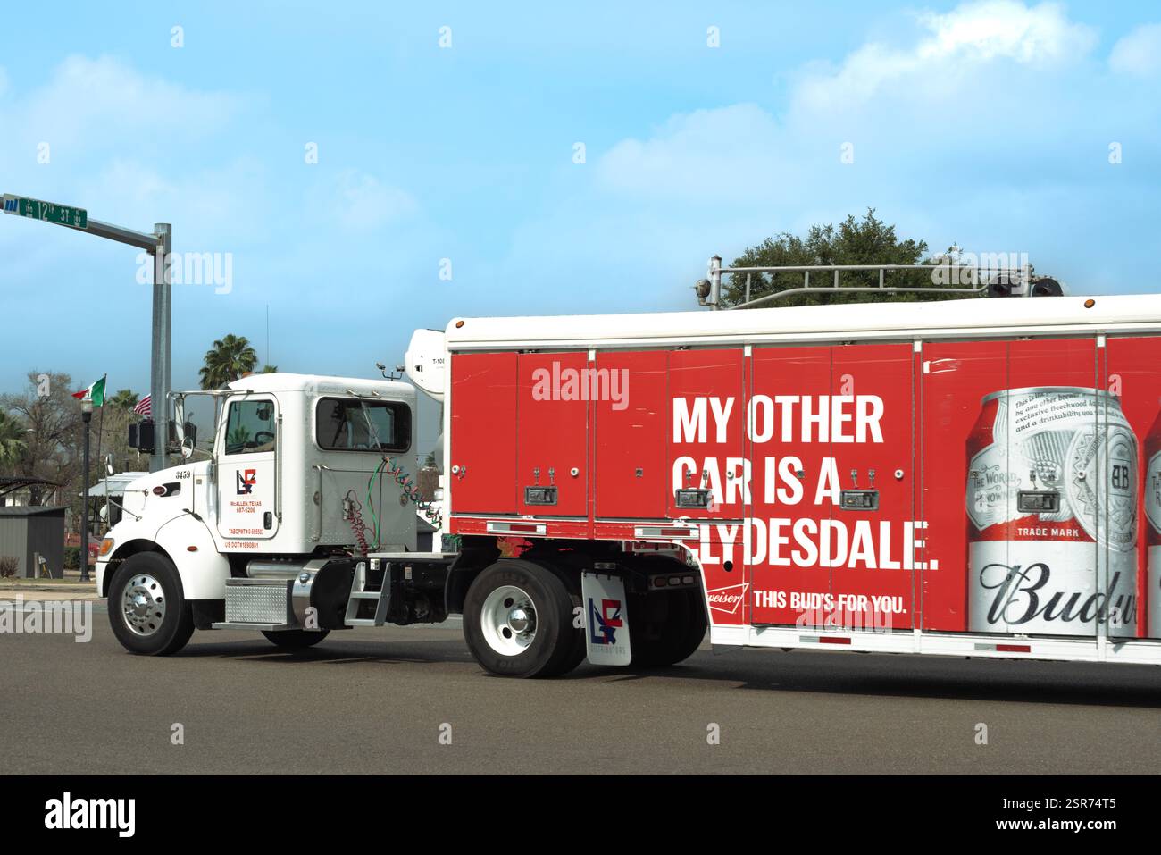 Semi-camion che consegna Budweiser, avvolgimento rosso sul rimorchio con foto della lattina di birra Budweiser e parole "l'altra mia auto è una Clydesdale, McAllen, Texas, USA. Foto Stock