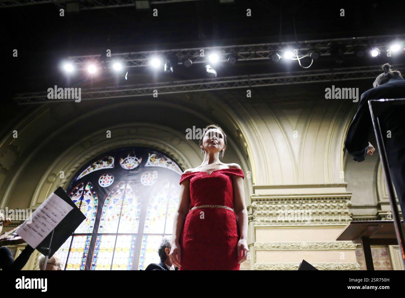 Maryna Naimytenko (soprano) vista durante una performance al Teatro Filarmonico di Odessa. La National Odessa Philharmonic Orchestra ha presentato il programma di concerti "Love the Best". Cantarono i principali solisti dell'Odessa Opera Bohdan Panchenko (baritono) e Maryna Naimytenko (soprano). Il direttore è stato onorato artista dell'Ucraina Chernetski Igor. Questo è il primo concerto nella grande sala del Teatro Filarmonico di Odessa dopo il suo rinnovo dopo l'attacco missilistico a Odessa il 31.01.2025. (Foto di Viacheslav Onyshchenko/SOPA Images/Sipa USA) Foto Stock