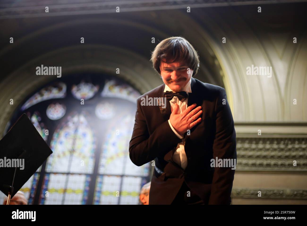 Bohdan Panchenko (baritono) visto durante una performance al Teatro Filarmonico di Odessa. La National Odessa Philharmonic Orchestra ha presentato il programma di concerti "Love the Best". Cantarono i principali solisti dell'Odessa Opera Bohdan Panchenko (baritono) e Maryna Naimytenko (soprano). Il direttore è stato onorato artista dell'Ucraina Chernetski Igor. Questo è il primo concerto nella grande sala del Teatro Filarmonico di Odessa dopo il suo rinnovo dopo l'attacco missilistico a Odessa il 31.01.2025. (Foto di Viacheslav Onyshchenko/SOPA Images/Sipa USA) Foto Stock