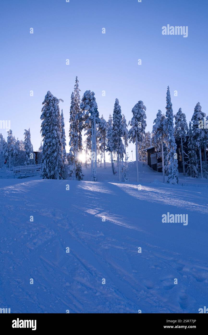 Kuusamo, Finlandia – febbraio 2019: Vista sulla pista da discesa Talvijarvi a Ruka in una giornata di sole a febbraio Foto Stock