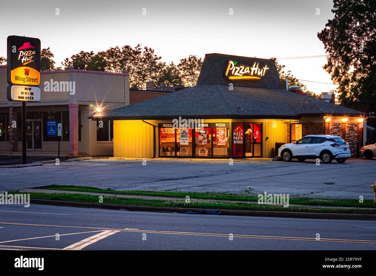 Lombard, Illinois, Stati Uniti - 18 giugno 2024: Negozio di Pizza Hut Old School (vecchio design). Foto Stock
