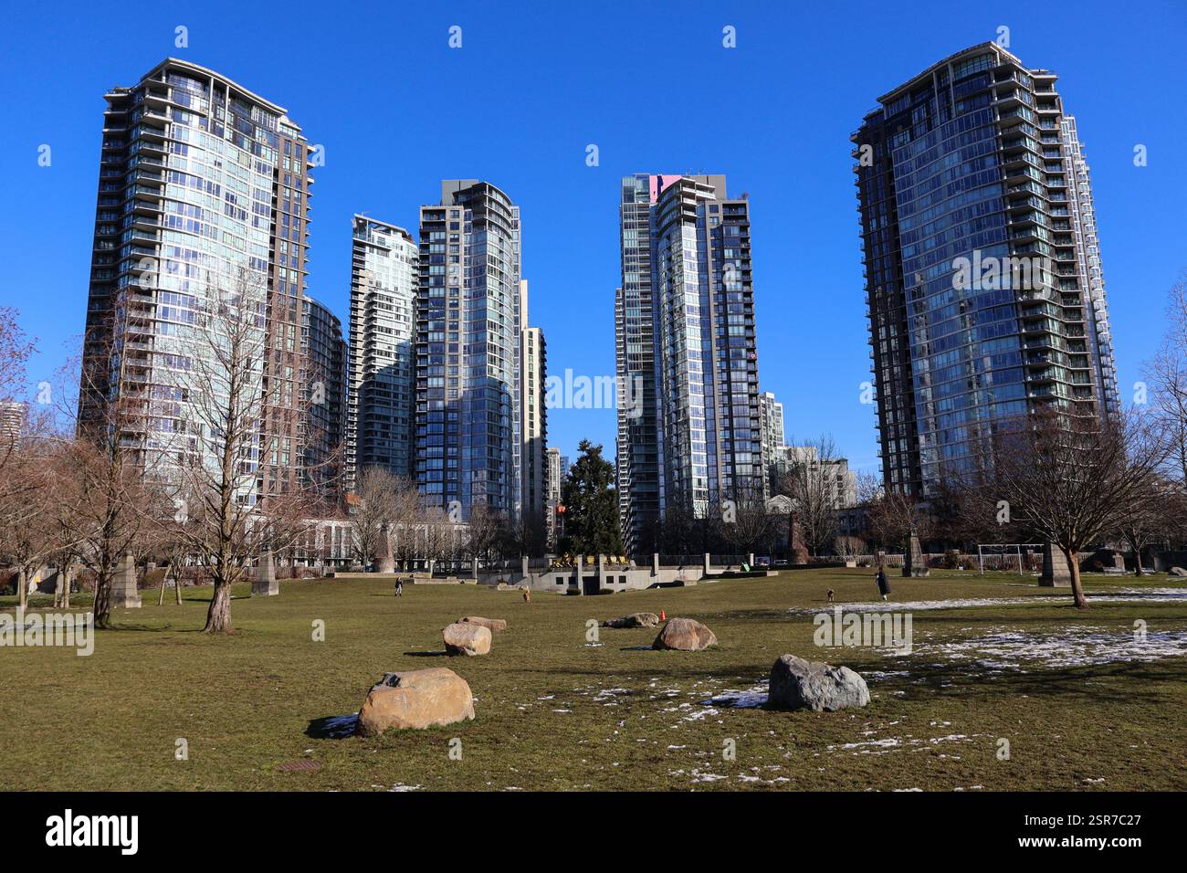 Condos dietro il George Wainborn Park in inverno a Yaletown, Vancouver, British Columbia. Foto Stock