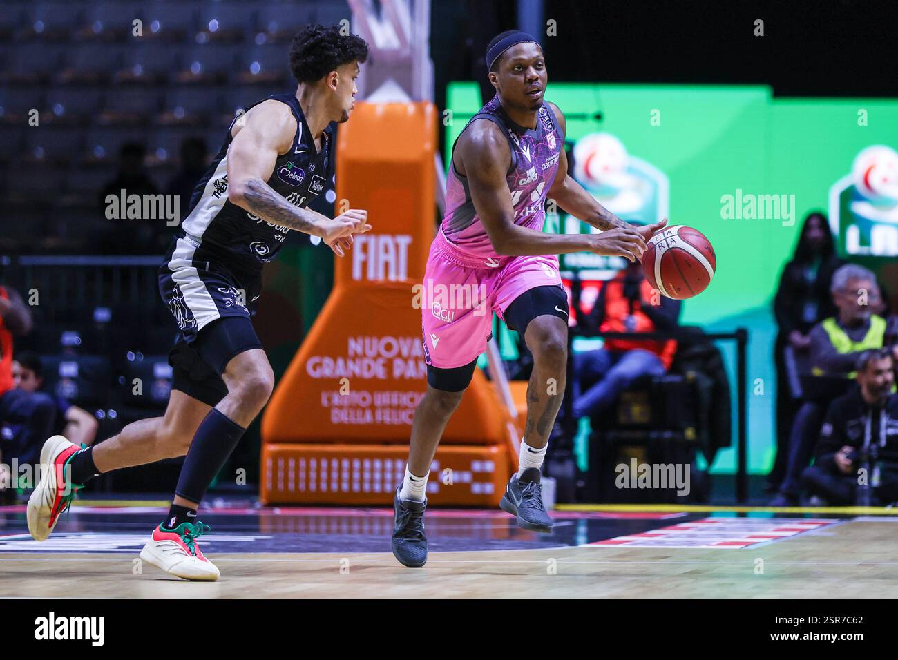 Torino, Italia. 13 febbraio 2025. (R) Cassius Winston #5 di UNAHOTELS Reggio Emilia visto in azione durante la finale di LBA Frecciarossa Final Eight 2025 partita tra Dolomiti energia Trentino e UNAHOTELS Reggio Emilia all'Inalpi Arena. Dolomiti energia Trentino 85 | 80 UNAHOTELS Reggio Emilia crediti: SOPA Images Limited/Alamy Live News Foto Stock