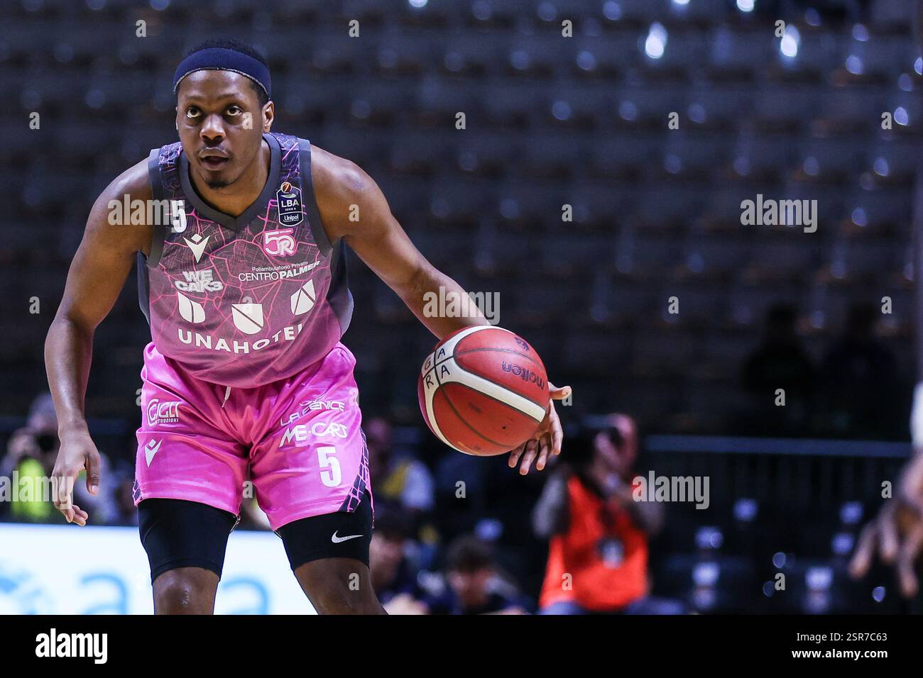 Torino, Italia. 13 febbraio 2025. Cassius Winston #5 di UNAHOTELS Reggio Emilia visto in azione durante LBA Frecciarossa Final Eight 2025 partita ai quarti di finale tra Dolomiti energia Trentino e UNAHOTELS Reggio Emilia all'Inalpi Arena. Dolomiti energia Trentino 85 | 80 UNAHOTELS Reggio Emilia crediti: SOPA Images Limited/Alamy Live News Foto Stock
