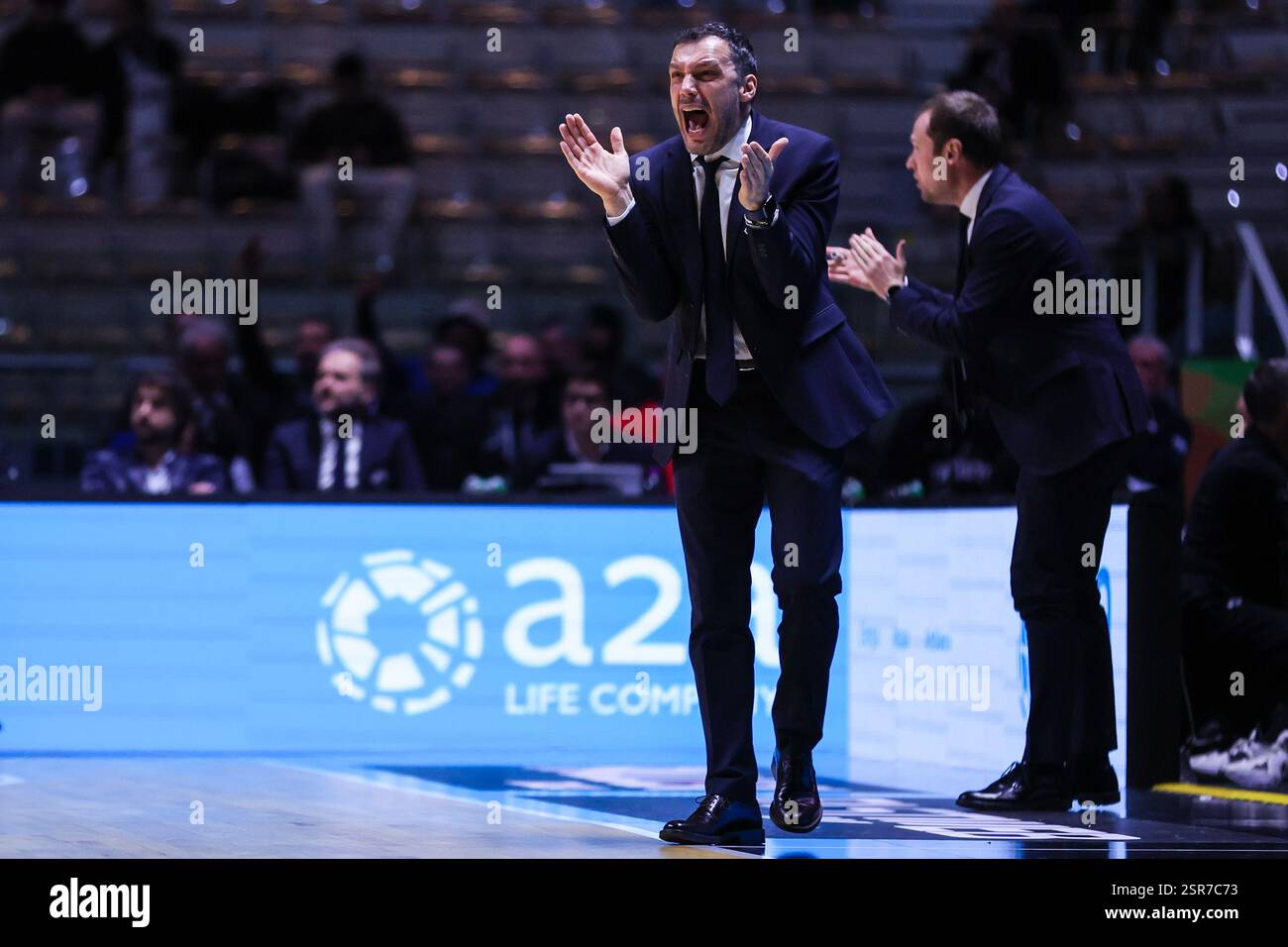Torino, Italia. 13 febbraio 2025. Paolo Galbiati Head Coach di Dolomiti energia Trentino reagisce durante la finale di LBA Frecciarossa 2025 tra Dolomiti energia Trentino e UNAHOTELS Reggio Emilia all'Inalpi Arena. Dolomiti energia Trentino 85 | 80 UNAHOTELS Reggio Emilia crediti: SOPA Images Limited/Alamy Live News Foto Stock