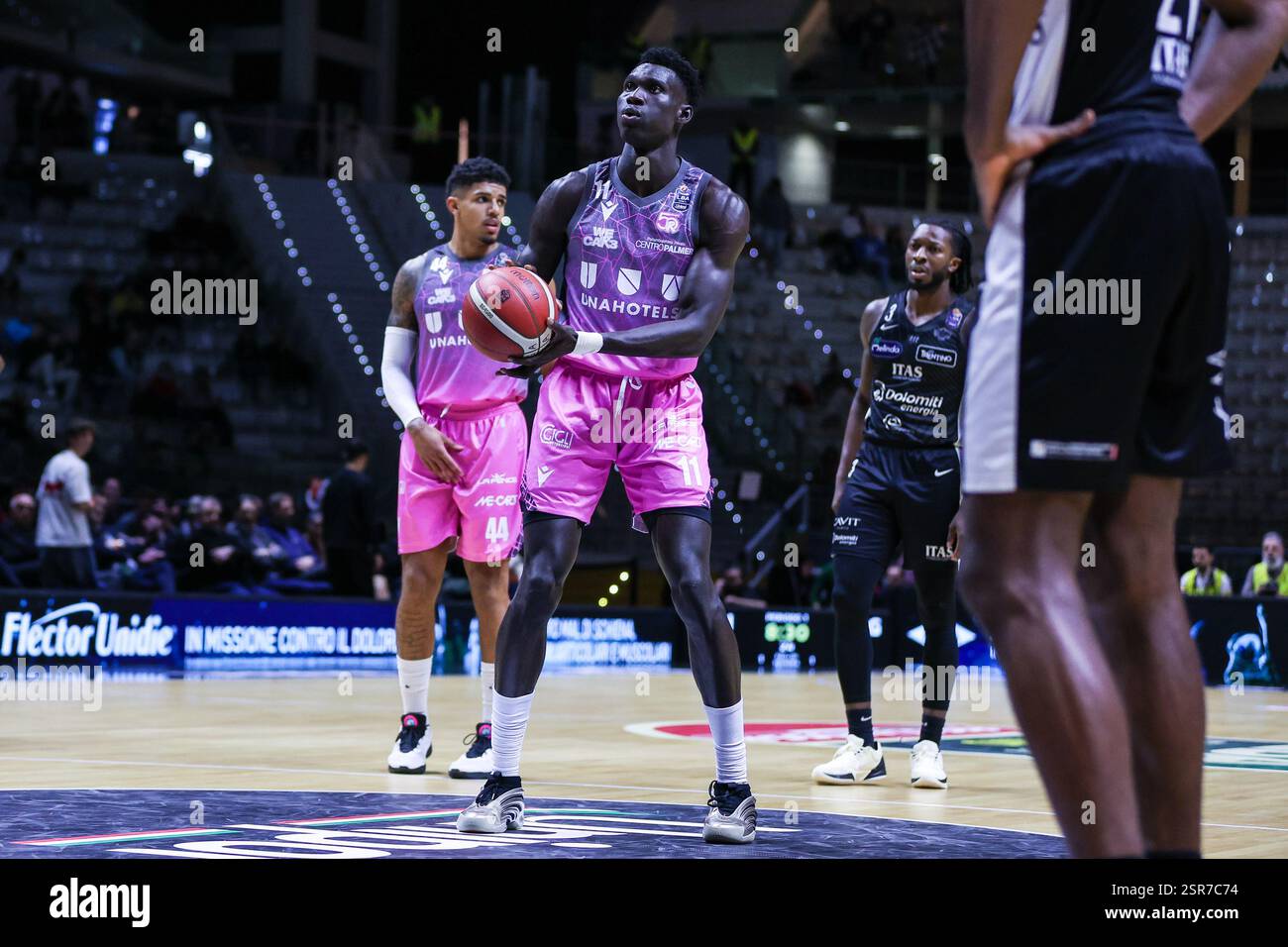 Torino, Italia. 13 febbraio 2025. Mouhamed Faye #11 di UNAHOTELS Reggio Emilia visto in azione durante LBA Frecciarossa Final Eight 2025 partita ai quarti di finale tra Dolomiti energia Trentino e UNAHOTELS Reggio Emilia all'Inalpi Arena. Dolomiti energia Trentino 85 | 80 UNAHOTELS Reggio Emilia crediti: SOPA Images Limited/Alamy Live News Foto Stock