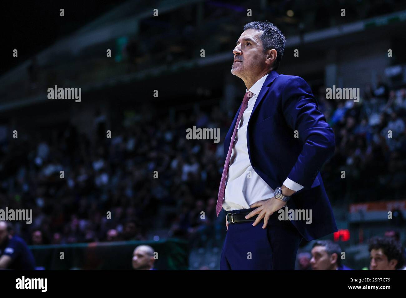 Torino, Italia. 13 febbraio 2025. Dimitris Priftis Head Coach di UNAHOTELS Reggio Emilia guarda in occasione della finale di LBA Frecciarossa del 2025 tra Dolomiti energia Trentino e UNAHOTELS Reggio Emilia all'Inalpi Arena. Dolomiti energia Trentino 85 | 80 UNAHOTELS Reggio Emilia crediti: SOPA Images Limited/Alamy Live News Foto Stock
