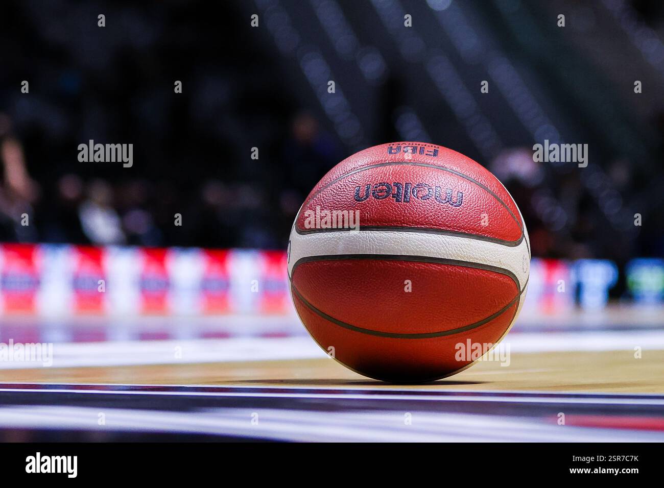 Torino, Italia. 13 febbraio 2025. Match ufficiale fuso durante la finale di LBA Frecciarossa 2025 tra Dolomiti energia Trentino e UNAHOTELS Reggio Emilia all'Inalpi Arena. Dolomiti energia Trentino 85 | 80 UNAHOTELS Reggio Emilia crediti: SOPA Images Limited/Alamy Live News Foto Stock