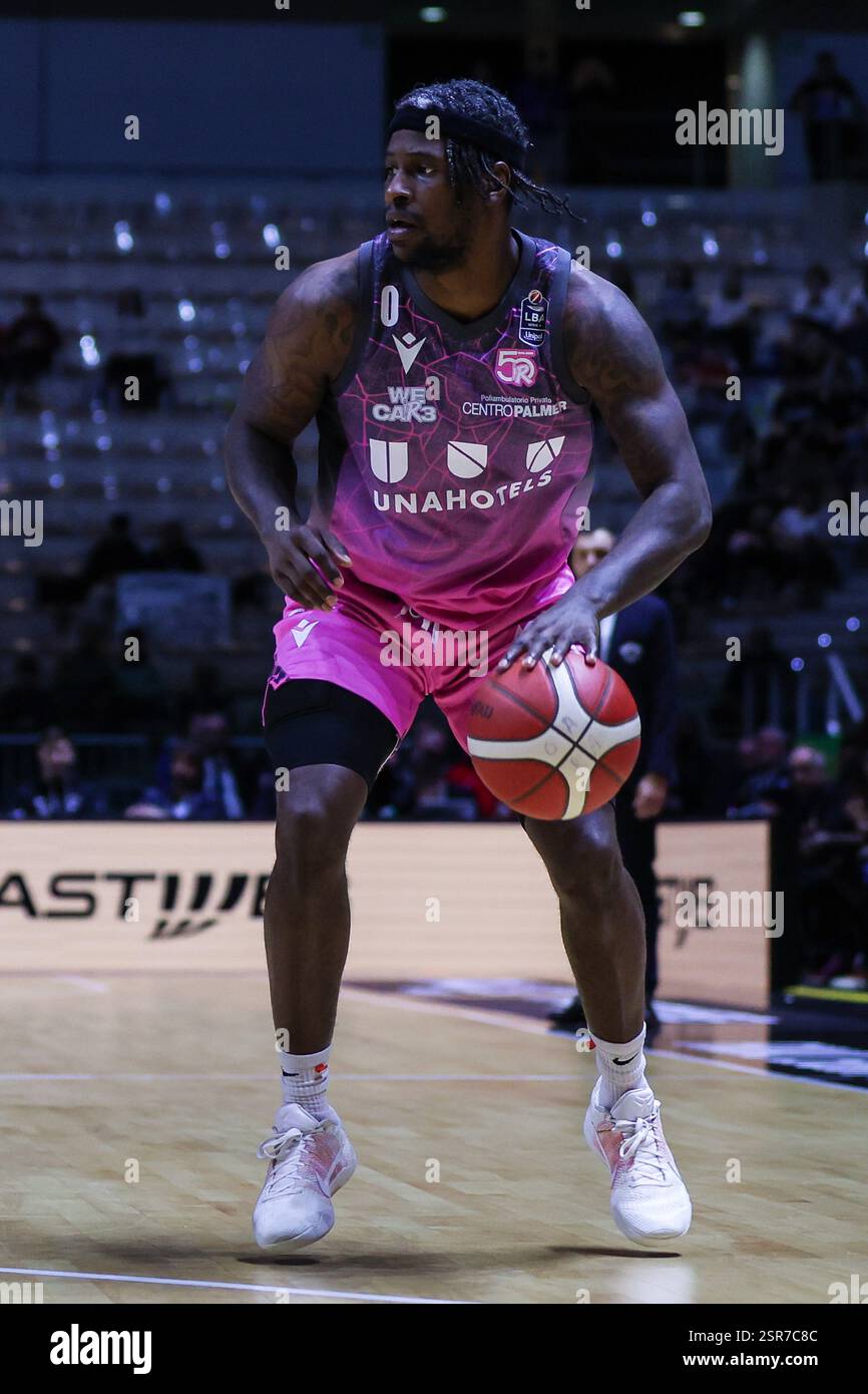 Torino, Italia. 13 febbraio 2025. Jaylen Barford #0 di UNAHOTELS Reggio Emilia visto in azione durante LBA Frecciarossa Final Eight 2025 partita ai quarti di finale tra Dolomiti energia Trentino e UNAHOTELS Reggio Emilia all'Inalpi Arena. Dolomiti energia Trentino 85 | 80 UNAHOTELS Reggio Emilia crediti: SOPA Images Limited/Alamy Live News Foto Stock