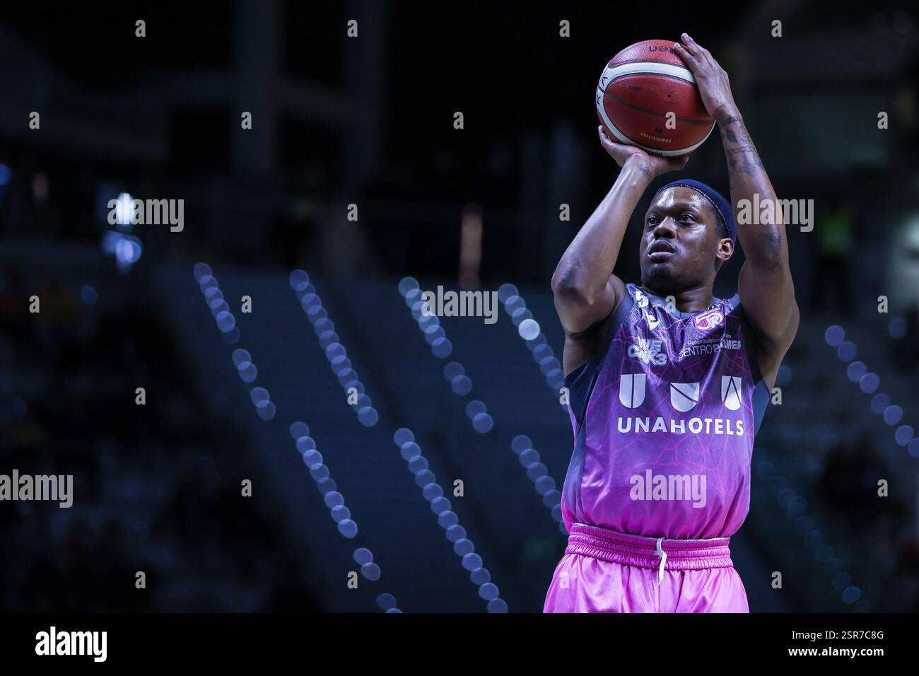 Torino, Italia. 13 febbraio 2025. Cassius Winston #5 di UNAHOTELS Reggio Emilia visto in azione durante LBA Frecciarossa Final Eight 2025 partita ai quarti di finale tra Dolomiti energia Trentino e UNAHOTELS Reggio Emilia all'Inalpi Arena. Dolomiti energia Trentino 85 | 80 UNAHOTELS Reggio Emilia crediti: SOPA Images Limited/Alamy Live News Foto Stock
