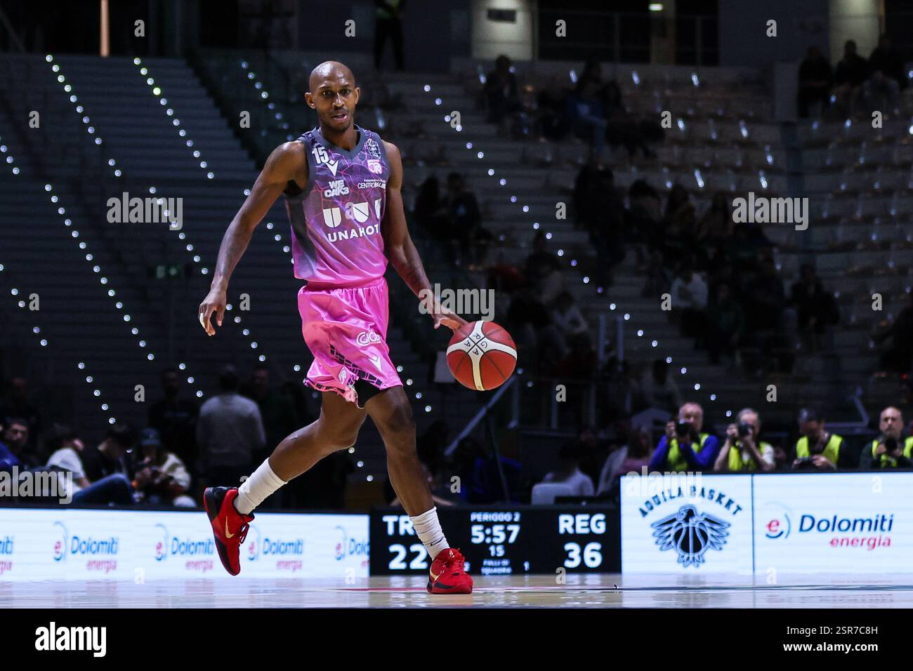 Torino, Italia. 13 febbraio 2025. Jamar Smith #15 di UNAHOTELS Reggio Emilia visto in azione durante LBA Frecciarossa Final Eight 2025 partita ai quarti di finale tra Dolomiti energia Trentino e UNAHOTELS Reggio Emilia all'Inalpi Arena. Dolomiti energia Trentino 85 | 80 UNAHOTELS Reggio Emilia crediti: SOPA Images Limited/Alamy Live News Foto Stock