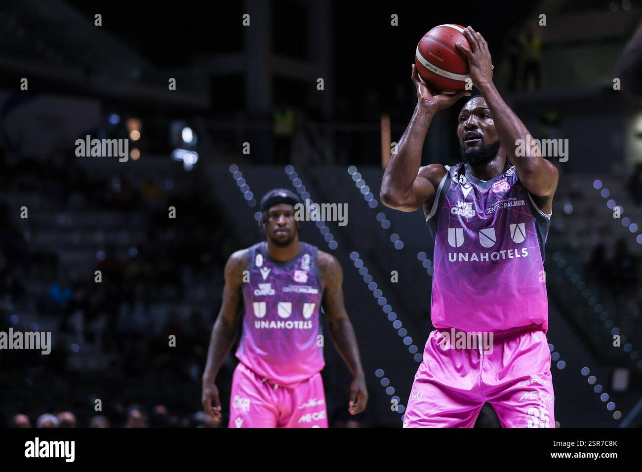 Torino, Italia. 13 febbraio 2025. Kenneth Faried #35 di UNAHOTELS Reggio Emilia visto in azione durante LBA Frecciarossa Final Eight 2025 partita ai quarti di finale tra Dolomiti energia Trentino e UNAHOTELS Reggio Emilia all'Inalpi Arena. Dolomiti energia Trentino 85 | 80 UNAHOTELS Reggio Emilia crediti: SOPA Images Limited/Alamy Live News Foto Stock