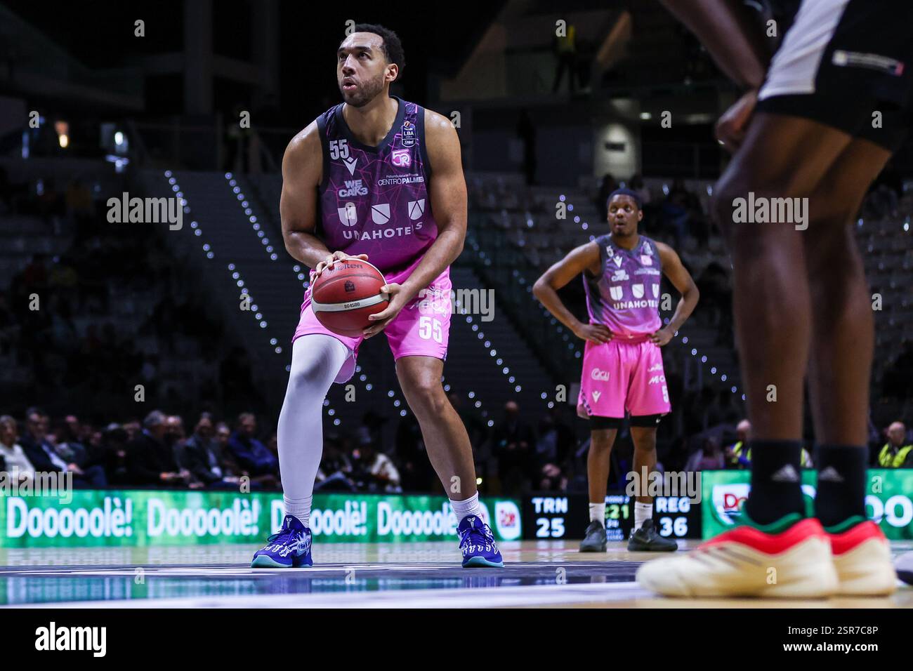 Torino, Italia. 13 febbraio 2025. Kwan Cheatham #55 di UNAHOTELS Reggio Emilia visto in azione durante LBA Frecciarossa Final Eight 2025 partita ai quarti di finale tra Dolomiti energia Trentino e UNAHOTELS Reggio Emilia all'Inalpi Arena. Dolomiti energia Trentino 85 | 80 UNAHOTELS Reggio Emilia crediti: SOPA Images Limited/Alamy Live News Foto Stock