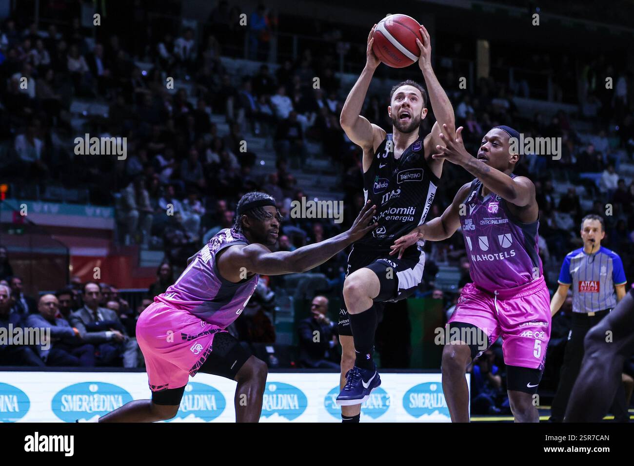 Torino, Italia. 13 febbraio 2025. (C) Jordan Ford #5 di Dolomiti energia Trentino visto in azione durante la finale di LBA Frecciarossa Final Eight 2025 partita tra Dolomiti energia Trentino e UNAHOTELS Reggio Emilia all'Inalpi Arena. Dolomiti energia Trentino 85 | 80 UNAHOTELS Reggio Emilia crediti: SOPA Images Limited/Alamy Live News Foto Stock