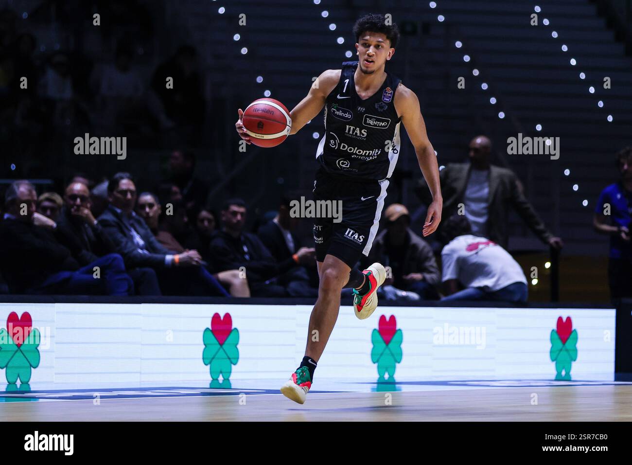 Torino, Italia. 13 febbraio 2025. Quinn Ellis #1 di Dolomiti energia Trentino visto in azione durante la finale di LBA Frecciarossa Final Eight 2025 tra Dolomiti energia Trentino e UNAHOTELS Reggio Emilia all'Inalpi Arena. Dolomiti energia Trentino 85 | 80 UNAHOTELS Reggio Emilia crediti: SOPA Images Limited/Alamy Live News Foto Stock