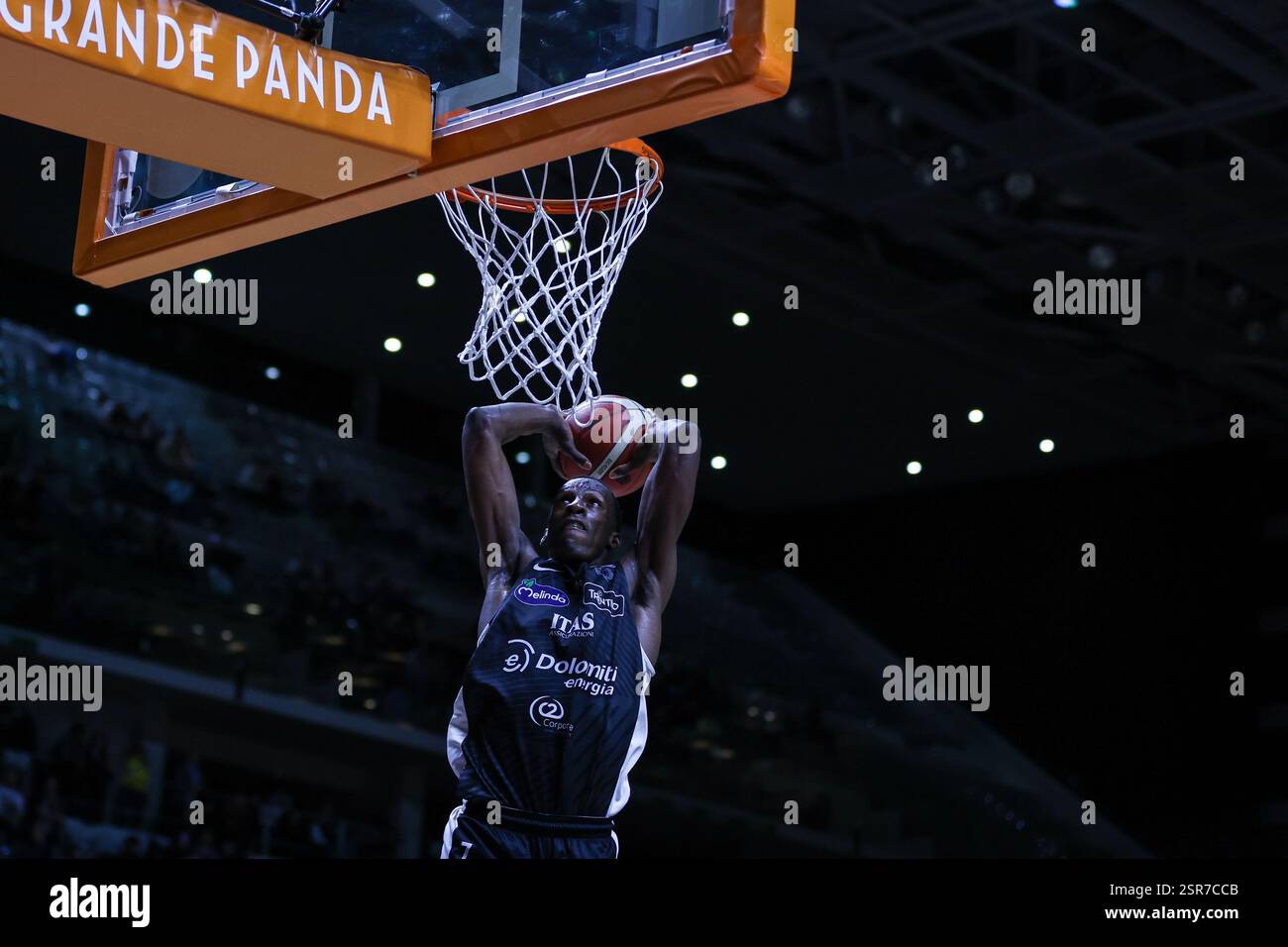 Torino, Italia. 13 febbraio 2025. Saliou Niang #7 di Dolomiti energia Trentino fa schifo in occasione della finale di LBA Frecciarossa del 2025 tra Dolomiti energia Trentino e UNAHOTELS Reggio Emilia all'Inalpi Arena. Dolomiti energia Trentino 85 | 80 UNAHOTELS Reggio Emilia crediti: SOPA Images Limited/Alamy Live News Foto Stock