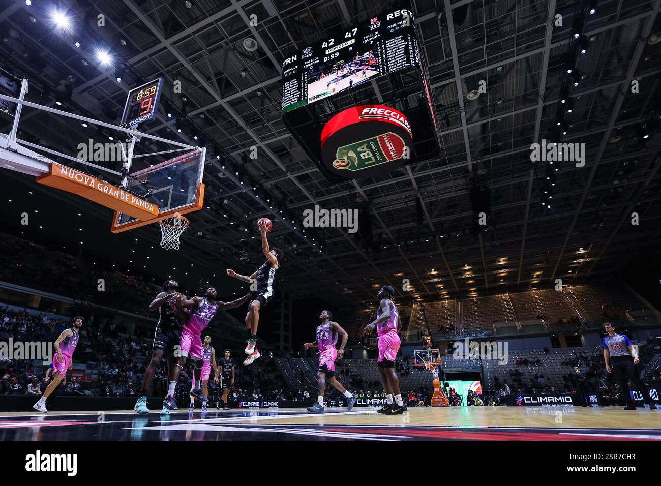 Torino, Italia. 13 febbraio 2025. (C) Quinn Ellis #1 di Dolomiti energia Trentino visto in azione durante la finale di LBA Frecciarossa Final Eight 2025 partita tra Dolomiti energia Trentino e UNAHOTELS Reggio Emilia all'Inalpi Arena. Dolomiti energia Trentino 85 | 80 UNAHOTELS Reggio Emilia (foto di Fabrizio Carabelli/SOPA Images/Sipa USA) crediti: SIPA USA/Alamy Live News Foto Stock