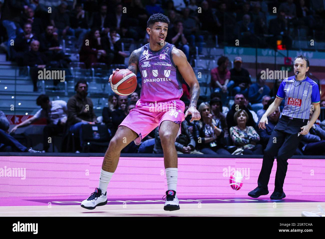 Torino, Italia. 13 febbraio 2025. Sasha Grant #44 di UNAHOTELS Reggio Emilia visto in azione durante la finale di LBA Frecciarossa Final Eight 2025 partita ai quarti di finale tra Dolomiti energia Trentino e UNAHOTELS Reggio Emilia all'Inalpi Arena. Dolomiti energia Trentino 85 | 80 UNAHOTELS Reggio Emilia (foto di Fabrizio Carabelli/SOPA Images/Sipa USA) crediti: SIPA USA/Alamy Live News Foto Stock