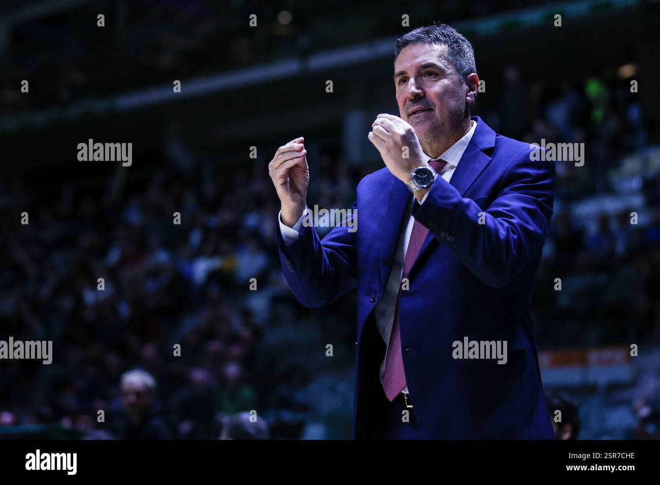 Torino, Italia. 13 febbraio 2025. Dimitris Priftis Head Coach di UNAHOTELS Reggio Emilia reagisce durante la finale di LBA Frecciarossa del 2025 tra Dolomiti energia Trentino e UNAHOTELS Reggio Emilia all'Inalpi Arena. Dolomiti energia Trentino 85 | 80 UNAHOTELS Reggio Emilia (foto di Fabrizio Carabelli/SOPA Images/Sipa USA) crediti: SIPA USA/Alamy Live News Foto Stock