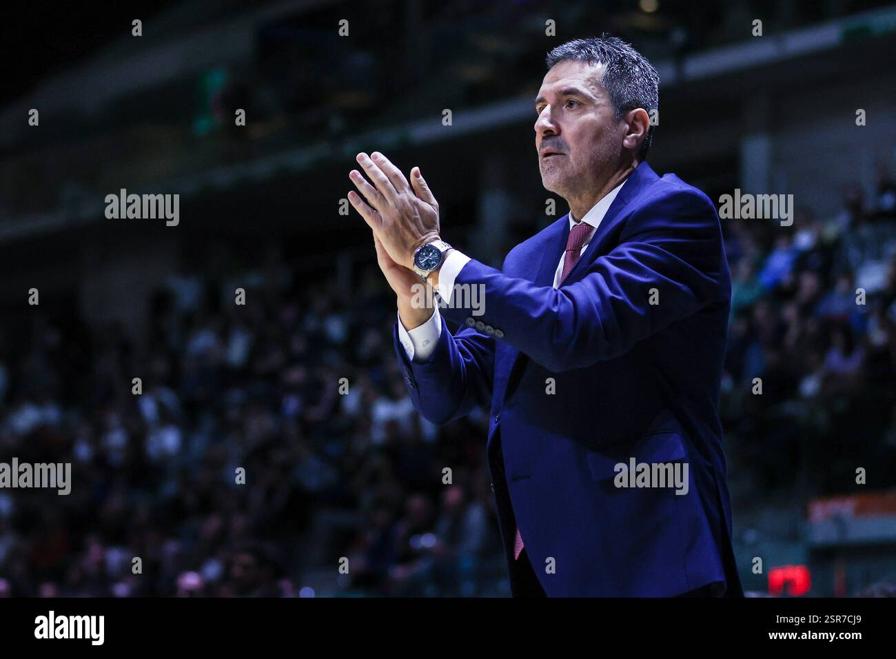 Torino, Italia. 13 febbraio 2025. Dimitris Priftis Head Coach di UNAHOTELS Reggio Emilia reagisce durante la finale di LBA Frecciarossa del 2025 tra Dolomiti energia Trentino e UNAHOTELS Reggio Emilia all'Inalpi Arena. Dolomiti energia Trentino 85 | 80 UNAHOTELS Reggio Emilia (foto di Fabrizio Carabelli/SOPA Images/Sipa USA) crediti: SIPA USA/Alamy Live News Foto Stock