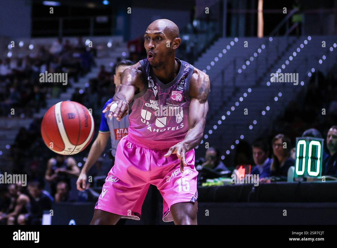 Torino, Italia. 13 febbraio 2025. Jamar Smith #15 di UNAHOTELS Reggio Emilia visto in azione durante LBA Frecciarossa Final Eight 2025 partita ai quarti di finale tra Dolomiti energia Trentino e UNAHOTELS Reggio Emilia all'Inalpi Arena. Dolomiti energia Trentino 85 | 80 UNAHOTELS Reggio Emilia (foto di Fabrizio Carabelli/SOPA Images/Sipa USA) crediti: SIPA USA/Alamy Live News Foto Stock