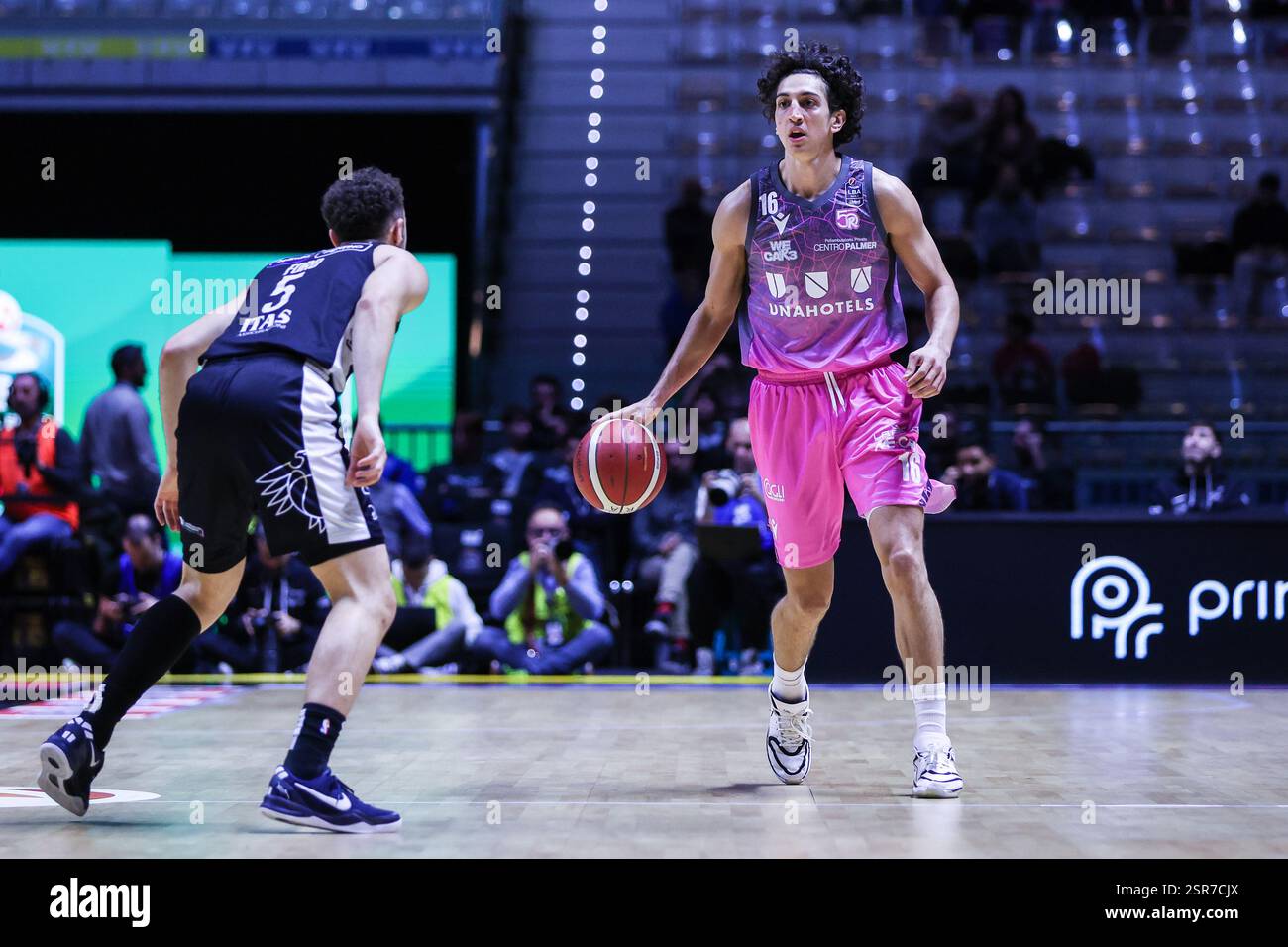 Torino, Italia. 13 febbraio 2025. (R) Lorenzo Uglietti #16 di UNAHOTELS Reggio Emilia visto in azione durante la finale di LBA Frecciarossa 2025 partita ai quarti di finale tra Dolomiti energia Trentino e UNAHOTELS Reggio Emilia all'Inalpi Arena. Dolomiti energia Trentino 85 | 80 UNAHOTELS Reggio Emilia (foto di Fabrizio Carabelli/SOPA Images/Sipa USA) crediti: SIPA USA/Alamy Live News Foto Stock