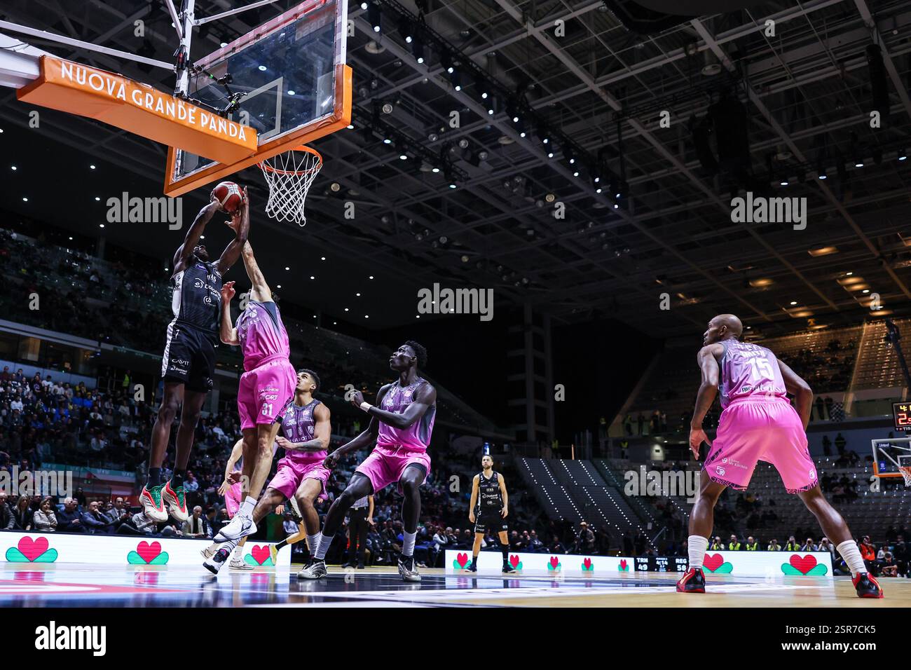 Torino, Italia. 13 febbraio 2025. (L) Saliou Niang #7 di Dolomiti energia Trentino visto in azione durante la finale di LBA Frecciarossa Final Eight 2025 partita tra Dolomiti energia Trentino e UNAHOTELS Reggio Emilia all'Inalpi Arena. Dolomiti energia Trentino 85 | 80 UNAHOTELS Reggio Emilia (foto di Fabrizio Carabelli/SOPA Images/Sipa USA) crediti: SIPA USA/Alamy Live News Foto Stock