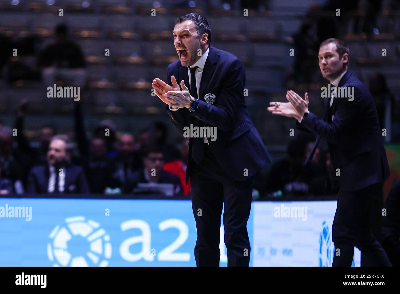 Torino, Italia. 13 febbraio 2025. Paolo Galbiati Capo allenatore di Dolomiti energia Trentino gesti durante la finale di LBA Frecciarossa 2025 partita dei quarti di finale tra Dolomiti energia Trentino e UNAHOTELS Reggio Emilia all'Inalpi Arena. Dolomiti energia Trentino 85 | 80 UNAHOTELS Reggio Emilia (foto di Fabrizio Carabelli/SOPA Images/Sipa USA) crediti: SIPA USA/Alamy Live News Foto Stock