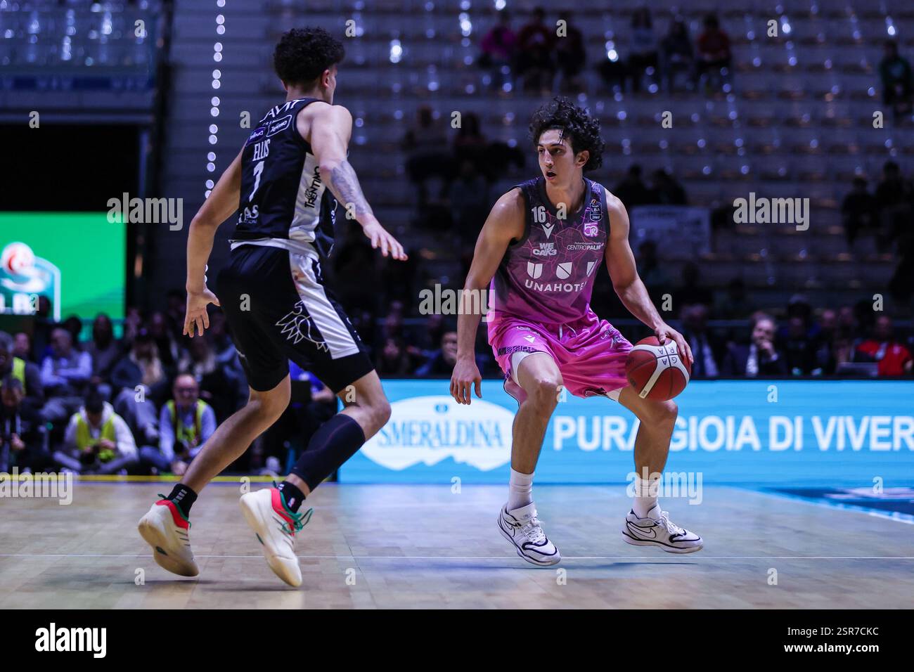 Torino, Italia. 13 febbraio 2025. (R) Lorenzo Uglietti #16 di UNAHOTELS Reggio Emilia visto in azione durante la finale di LBA Frecciarossa 2025 partita ai quarti di finale tra Dolomiti energia Trentino e UNAHOTELS Reggio Emilia all'Inalpi Arena. Dolomiti energia Trentino 85 | 80 UNAHOTELS Reggio Emilia (foto di Fabrizio Carabelli/SOPA Images/Sipa USA) crediti: SIPA USA/Alamy Live News Foto Stock