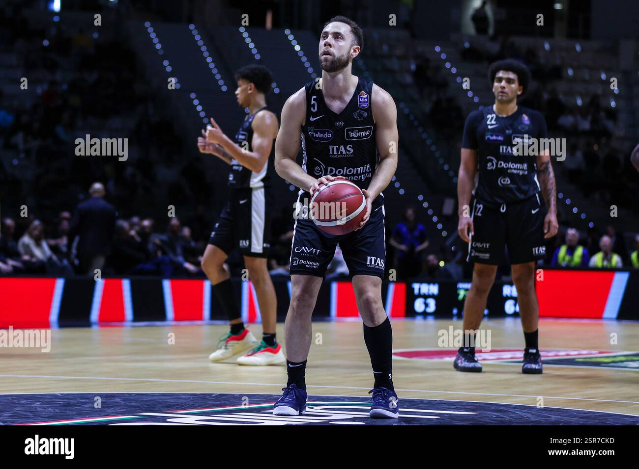 Torino, Italia. 13 febbraio 2025. Jordan Ford #5 di Dolomiti energia Trentino visto in azione durante la finale di LBA Frecciarossa Final Eight 2025 partita tra Dolomiti energia Trentino e UNAHOTELS Reggio Emilia all'Inalpi Arena. Dolomiti energia Trentino 85 | 80 UNAHOTELS Reggio Emilia (foto di Fabrizio Carabelli/SOPA Images/Sipa USA) crediti: SIPA USA/Alamy Live News Foto Stock