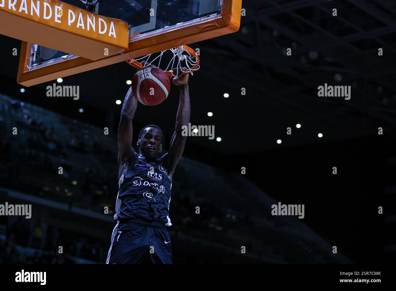 Torino, Italia. 13 febbraio 2025. Saliou Niang #7 di Dolomiti energia Trentino fa schifo in occasione della finale di LBA Frecciarossa del 2025 tra Dolomiti energia Trentino e UNAHOTELS Reggio Emilia all'Inalpi Arena. Dolomiti energia Trentino 85 | 80 UNAHOTELS Reggio Emilia (foto di Fabrizio Carabelli/SOPA Images/Sipa USA) crediti: SIPA USA/Alamy Live News Foto Stock
