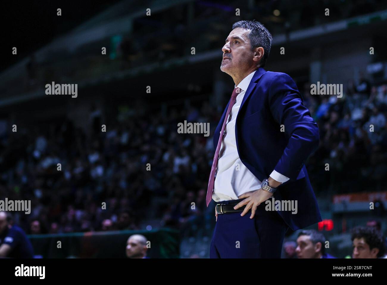 Torino, Italia. 13 febbraio 2025. Dimitris Priftis Head Coach di UNAHOTELS Reggio Emilia guarda in occasione della finale di LBA Frecciarossa del 2025 tra Dolomiti energia Trentino e UNAHOTELS Reggio Emilia all'Inalpi Arena. Dolomiti energia Trentino 85 | 80 UNAHOTELS Reggio Emilia (foto di Fabrizio Carabelli/SOPA Images/Sipa USA) crediti: SIPA USA/Alamy Live News Foto Stock