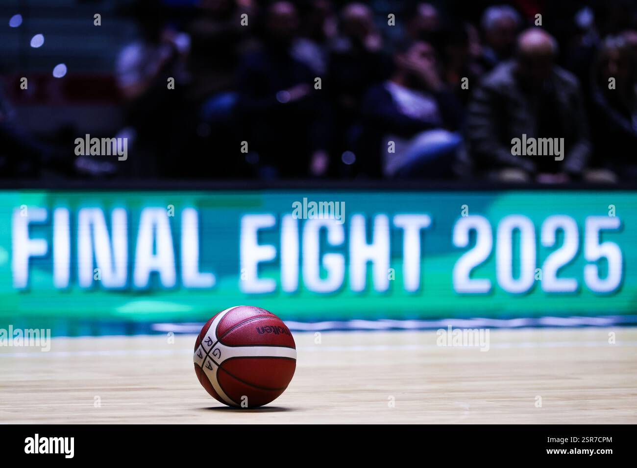 Torino, Italia. 13 febbraio 2025. Il Matchball Molten ufficiale visto durante la finale di LBA Frecciarossa Final Eight 2025 tra Dolomiti energia Trentino e UNAHOTELS Reggio Emilia all'Inalpi Arena. Dolomiti energia Trentino 85 | 80 UNAHOTELS Reggio Emilia (foto di Fabrizio Carabelli/SOPA Images/Sipa USA) crediti: SIPA USA/Alamy Live News Foto Stock