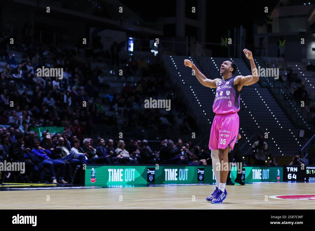 Torino, Italia. 13 febbraio 2025. Kwan Cheatham #55 di UNAHOTELS Reggio Emilia festeggia in occasione della finale di LBA Frecciarossa del 2025 i quarti di finale tra Dolomiti energia Trentino e UNAHOTELS Reggio Emilia all'Inalpi Arena. Dolomiti energia Trentino 85 | 80 UNAHOTELS Reggio Emilia crediti: SOPA Images Limited/Alamy Live News Foto Stock