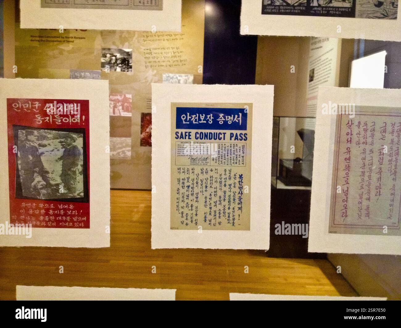 I manifesti di propaganda della guerra di Corea esortano i soldati nordcoreani a disertare in Corea del Sud. Promette ricompense, migliori condizioni di vita e libertà. Tempo di guerra ap Foto Stock